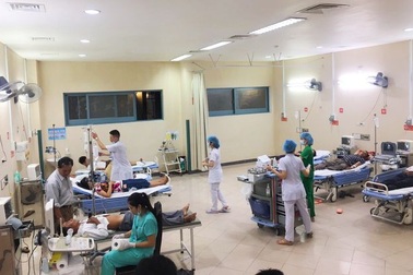 Dân bất bình cho rằng cán bộ “ưu ái” nhà hàng từng gây ra vụ 64 người ngộ độc