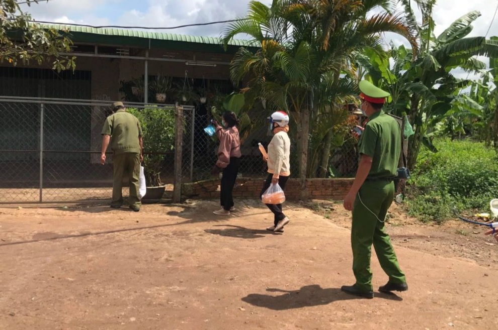 Công an đi máy cày vào buôn tuyên truyền phòng chống dịch Covid-19 - 2 Công an đi máy cày vào buôn tuyên truyền phòng chống dịch Covid-19 - 2