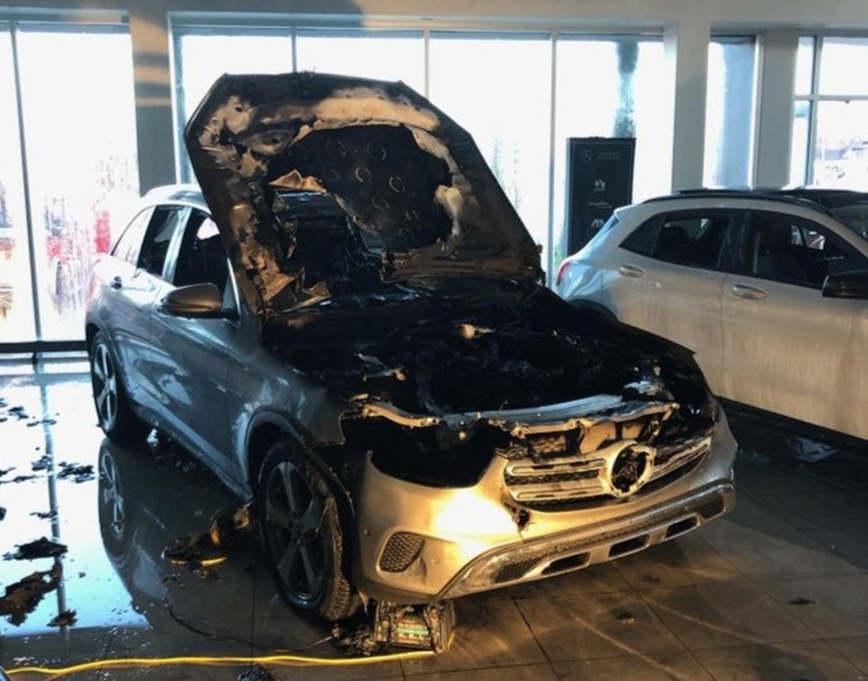 Mercedes-Benz GLC đột nhiên bốc cháy bên trong đại lý - 1 Mercedes-Benz GLC đột nhiên bốc cháy bên trong đại lý - 1