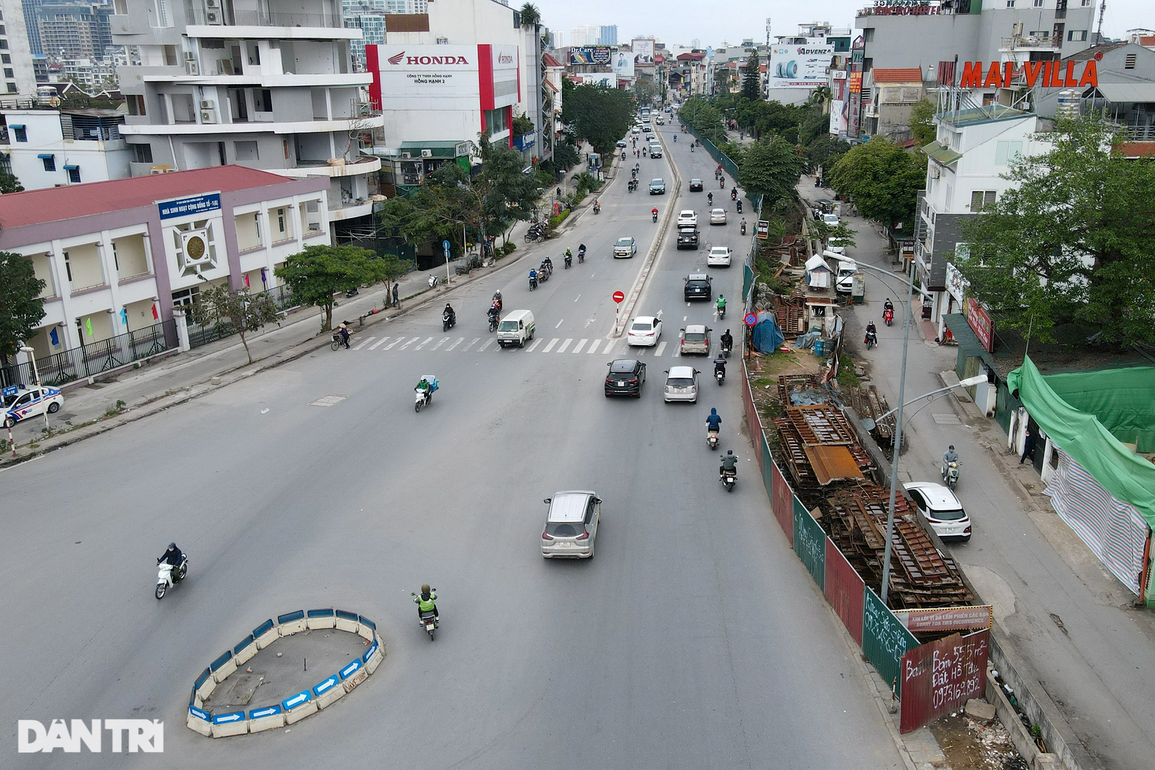 Rác thải ngập ngụa, bốt điện vênh váo trên con đường giữa Thủ đô - 3 Rác thải ngập ngụa, bốt điện vênh váo trên con đường giữa Thủ đô - 3