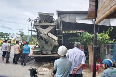 5 người đang chờ ăn bánh xèo khiếp vía khi xe trộn bê tông đâm sầm vào quán