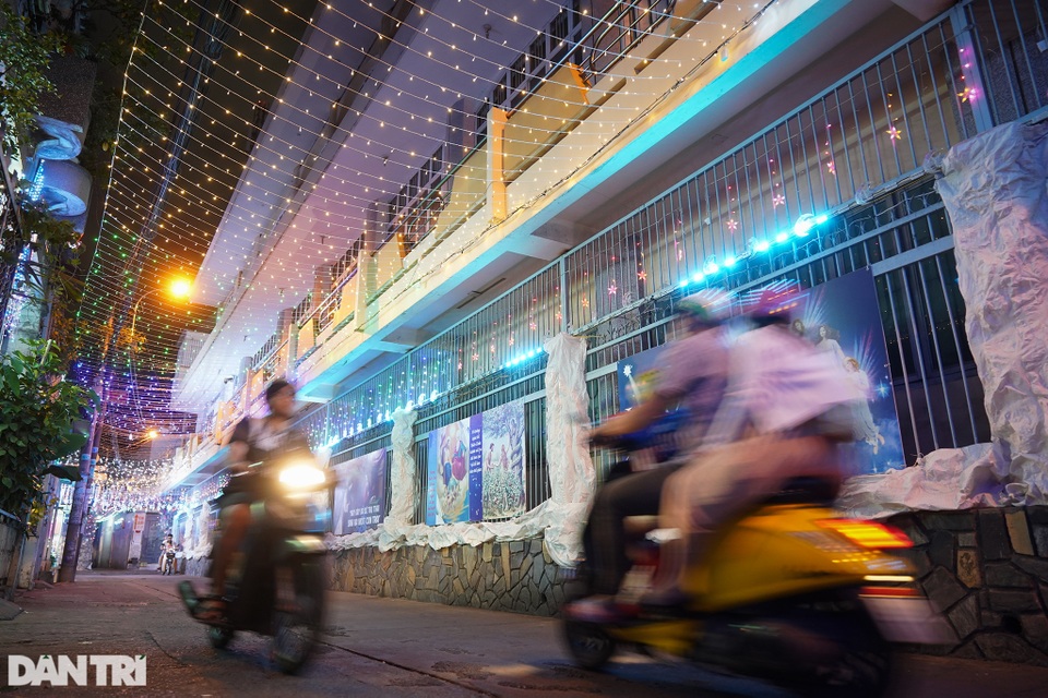 Những con hẻm lung linh ánh đèn đón mùa Noel khác biệt - 5 Những con hẻm lung linh ánh đèn đón mùa Noel khác biệt - 5