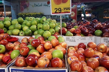 Cam, táo ngoại đồng giá 30.000 đồng/kg, người dân đổ xô mua về ăn Tết