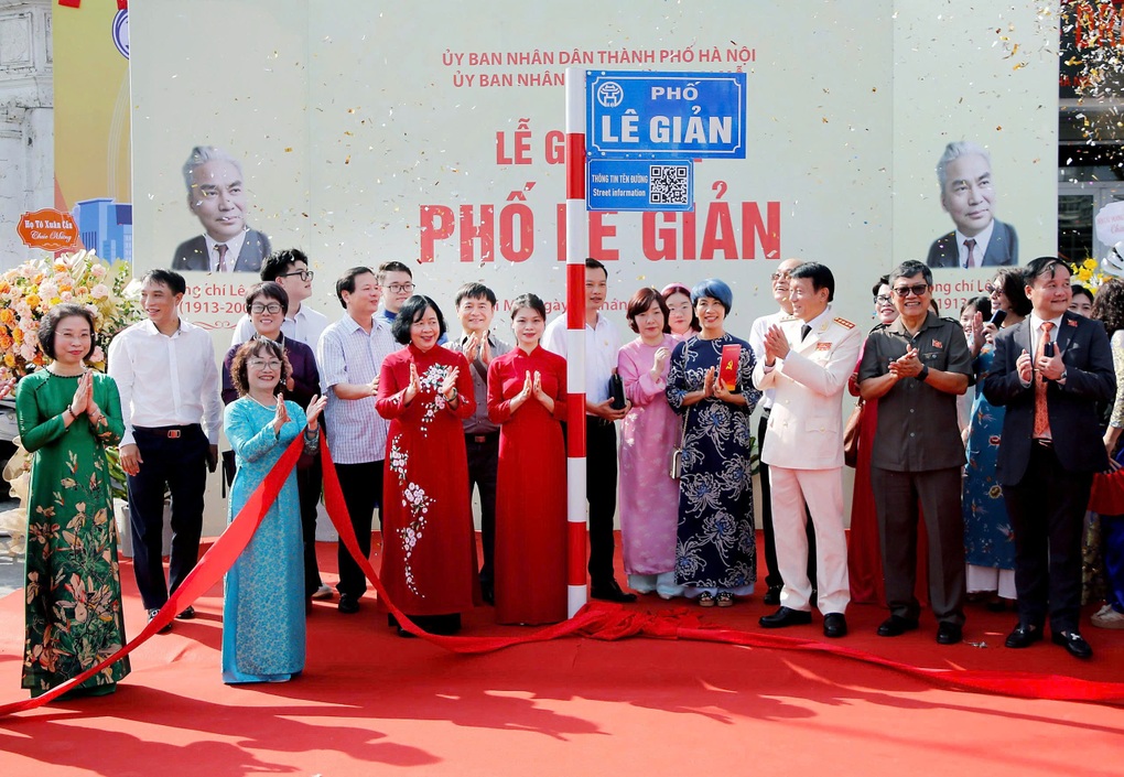 Bộ trưởng Công an, Bí thư Hà Nội gắn biển tên phố Lê Giản, Bạch Thành Phong - 1 Bộ trưởng Công an, Bí thư Hà Nội gắn biển tên phố Lê Giản, Bạch Thành Phong - 1