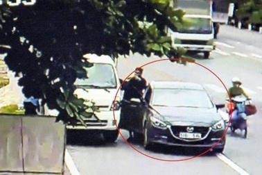 2 người đàn ông ngoại quốc “chặn đầu” xe tải đổi tiền lẻ… rồi cướp tài sản