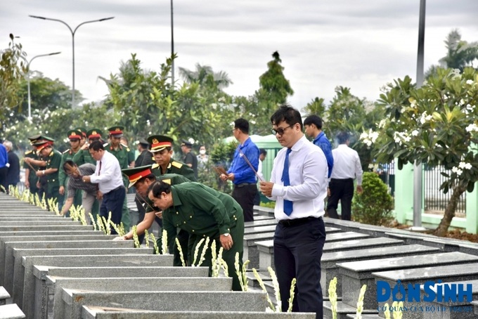 Ông Nguyễn Hồng Tây - Phó trưởng Đại diện VP Bộ LĐ-TB&XH tại TP.HCM cùng các đại biểu dâng hương kính viếng hương hồn các anh hùng liệt sĩ tại Nghĩa trang liệt sĩ liên huyện Vĩnh Hưng - Tân Hưng.