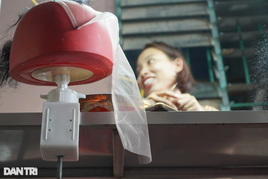 Kiếm tiền thật nhờ nghề làm... hàng giả - 4 Kiếm tiền thật nhờ nghề làm... hàng giả - 4