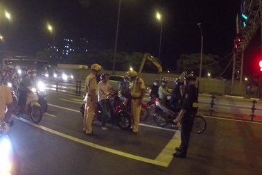 Người đàn ông tìm mọi cách né tránh đo nồng độ cồn