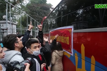 Đo thân nhiệt, phát khẩu trang tại lễ giao nhận quân giữa mùa dịch corona