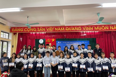 Austdoor trao tặng 830 triệu đồng cho miền Trung