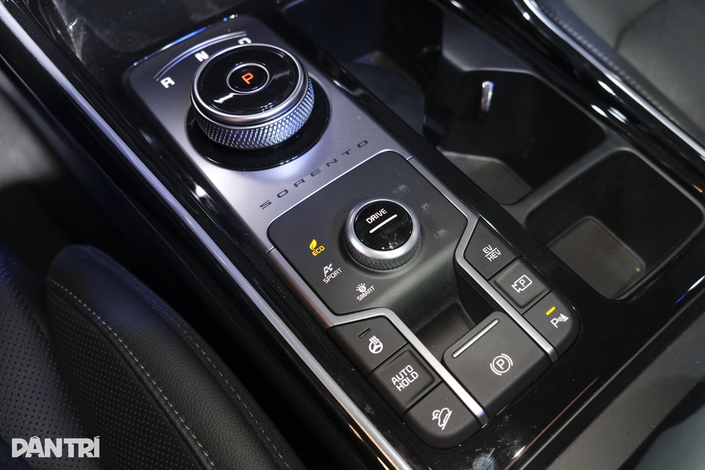 Kia Sorento bản ăn xăng như ngửi trưng bày tại Việt Nam, chờ giá bán - 2 Kia Sorento bản ăn xăng như ngửi trưng bày tại Việt Nam, chờ giá bán - 2
