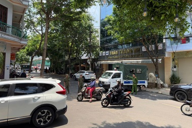 Người đàn ông cầm dao cố thủ gần 2 ngày trong quán cà phê