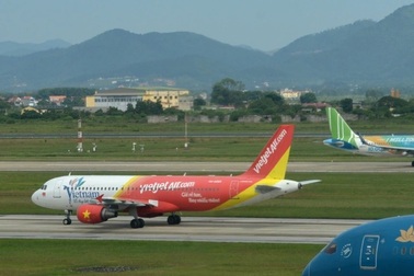 Máy bay trễ giờ: Khách hàng cũng thiệt hại, hãng bay không thể "phủi tay"!