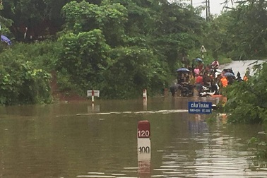 Đường ngập sâu, nhà dân tốc mái vì mưa lốc