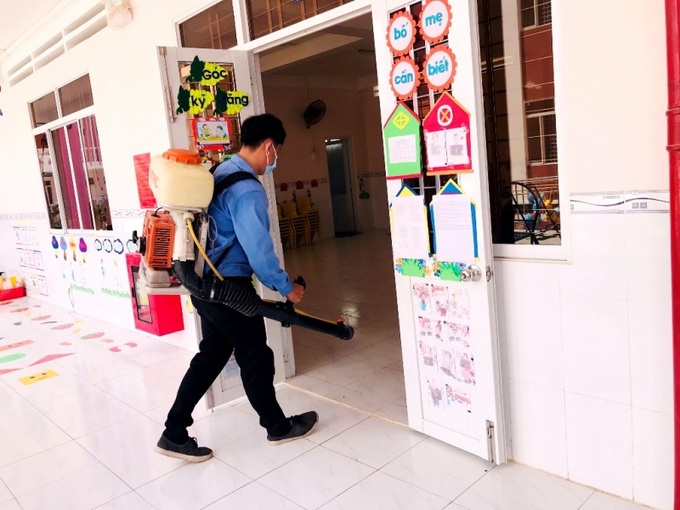 Phun khử khuẩn chuẩn bị đón trẻ mẫu giáo 5 tuổi trở lại trường. Ảnh baoangiang.com.vn