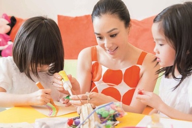 "Biểu tượng gợi cảm" hạnh phúc khoe hai "công chúa" xinh xắn