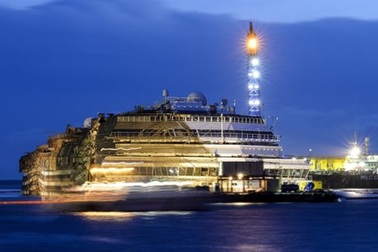 Tàu Costa Concordia bị lật nghiêng đã được kéo thẳng trở lại