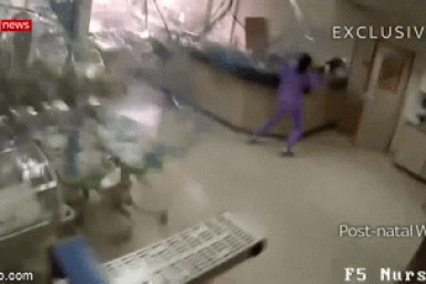 Khoảnh khắc vụ nổ kinh hoàng phá nát bệnh viện Beirut