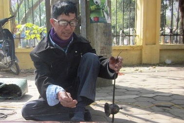 Nao lòng với tiếng đàn bầu ngày cuối năm của ông cụ ăn xin