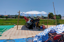 Nghề khổ, lúc nắng nóng nhất lại lao ra giữa trời