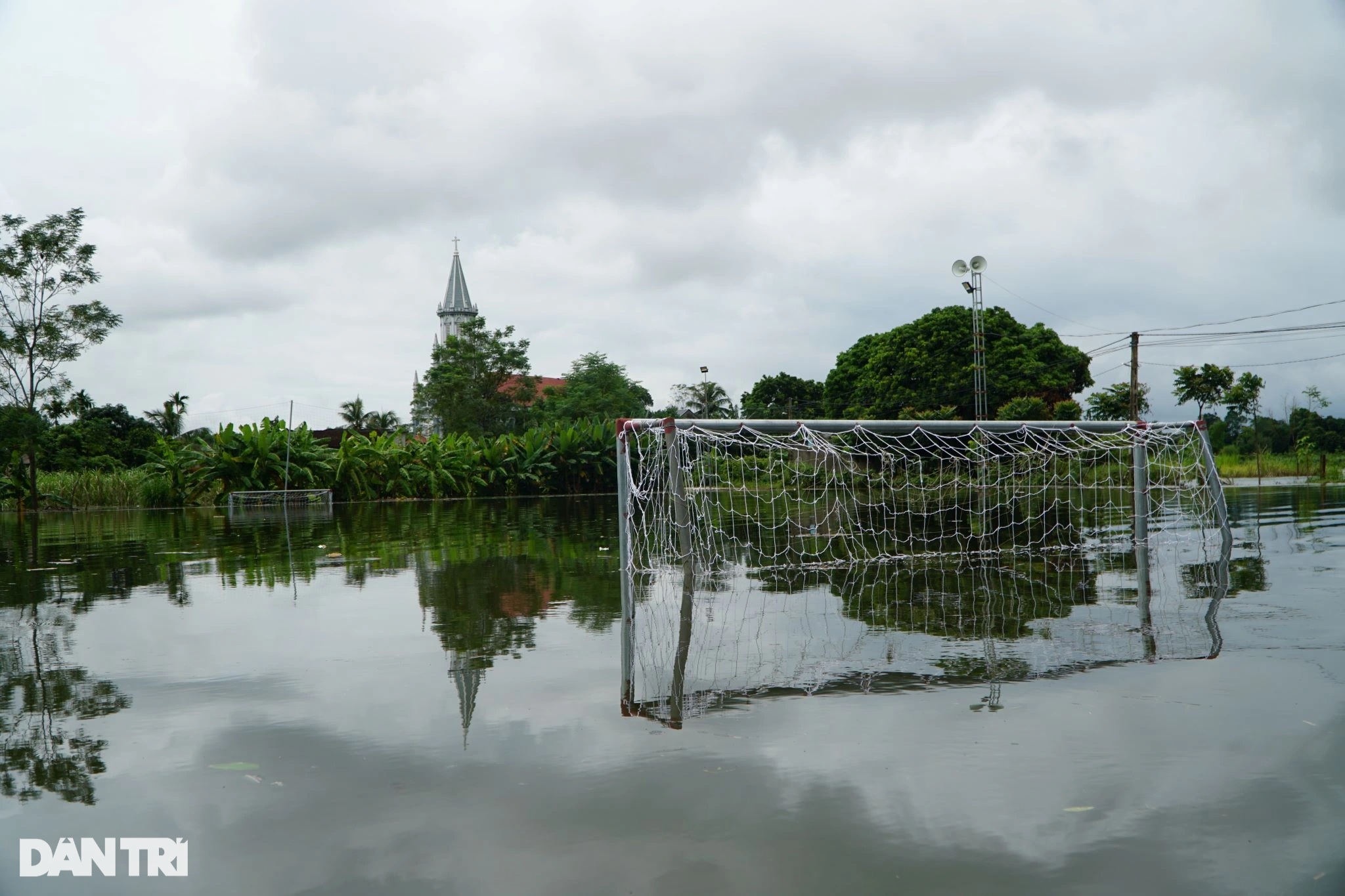 View - Làng cô lập trong nước lũ, dân dùng thuyền di chuyển, chế nhà phao chứa đồ | Báo Dân trí