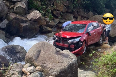 Ô tô tụt dốc trôi xuống suối dưới chân cầu kính Sa Pa