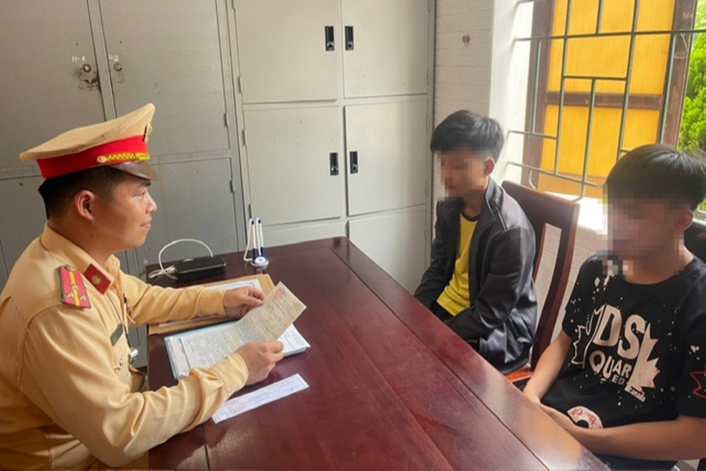 Xử phạt 2 thanh thiếu niên bốc đầu xe trên phố - 2 Xử phạt 2 thanh thiếu niên bốc đầu xe trên phố - 2