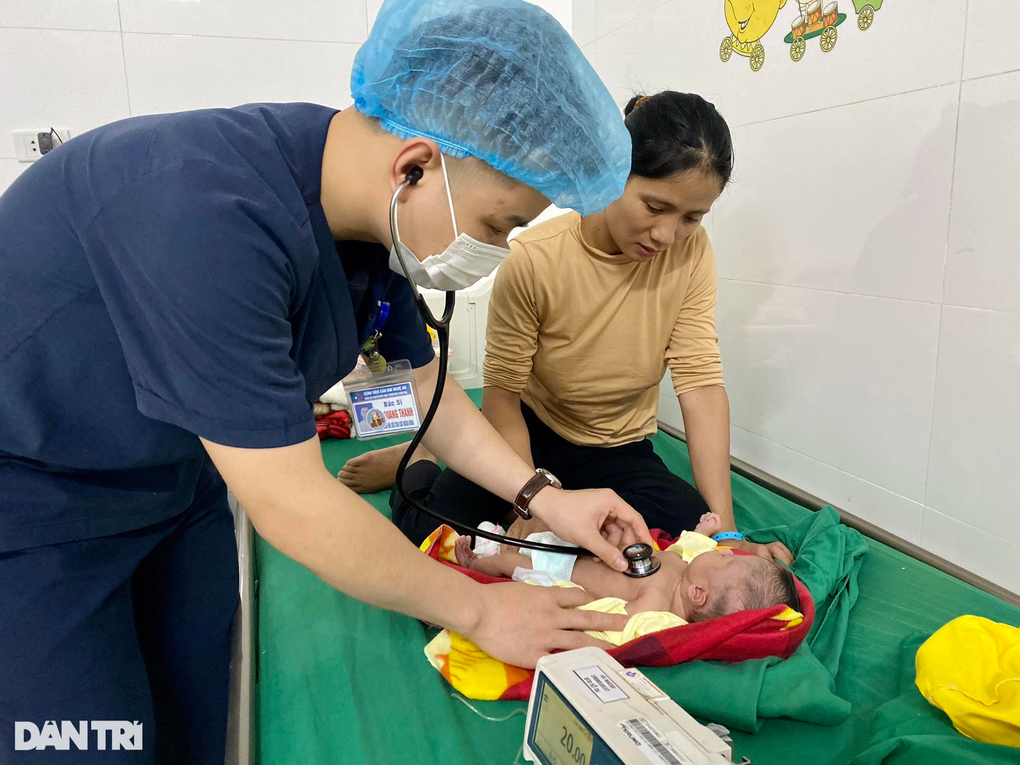 Con gái 2 tháng tuổi chết mòn vì bệnh tật, người mẹ mong một phép màu - 2 Con gái 2 tháng tuổi chết mòn vì bệnh tật, người mẹ mong một phép màu - 2