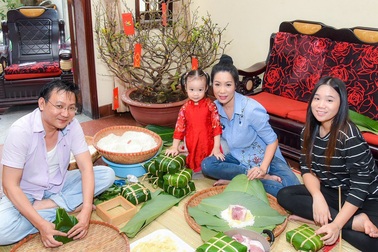 Gia đình Á hậu Trịnh Kim Chi quây quần gói bánh chưng đón Tết