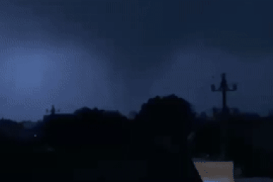 Lốc xoáy trong bão Kalmaegi ở Quảng Ngãi