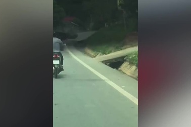 Say rượu lái xe, tài xế mất lái khiến xe lao xuống rảnh nước rồi lật ngửa