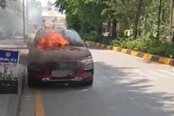Ô tô con bốc cháy trong khu chung cư ở Hà Nội