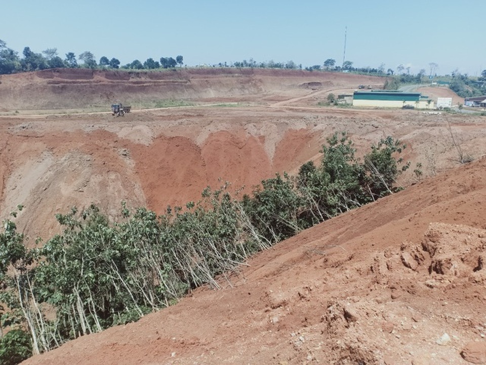 Xử phạt doanh nghiệp san phẳng cả quả đồi để phân lô bán nền - 1 Xử phạt doanh nghiệp san phẳng cả quả đồi để phân lô bán nền - 1