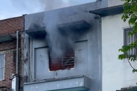 Hà Nội: Sau tiếng nổ lớn, căn nhà 4 tầng bốc cháy khiến 2 người tử vong