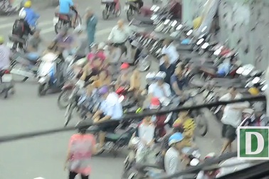 Hàng trăm người tranh nhau nhặt tiền cúng cô hồn ở Sài Gòn