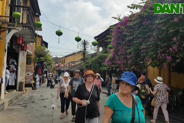 Du khách đến tham quan Hội An ngày 7/2