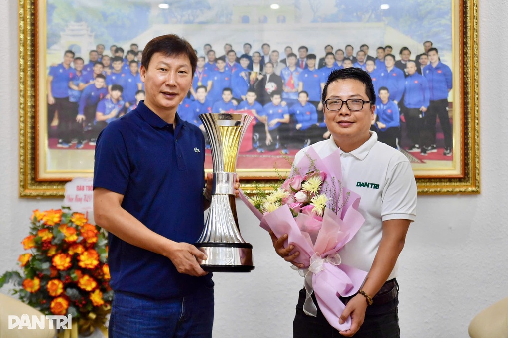 HLV Kim Sang Sik: Tôi có ý đồ riêng khi vái lạy trọng tài - 2 HLV Kim Sang Sik: Tôi có ý đồ riêng khi vái lạy trọng tài - 2