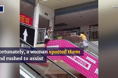 Khoảnh khắc bé trai giải cứu bạn ngã khỏi thang cuốn gây sốt mạng