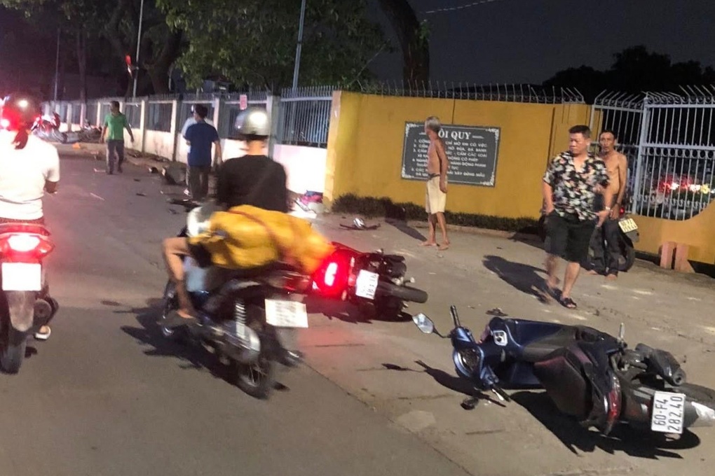 Ô tô tông liên hoàn xe máy ở Đồng Nai, 4 người bị thương - 1 Ô tô tông liên hoàn xe máy ở Đồng Nai, 4 người bị thương - 1