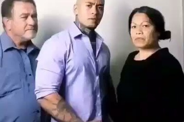 Chết cười thanh niên “hổ báo” vẫn như một đứa trẻ đối với cha mẹ