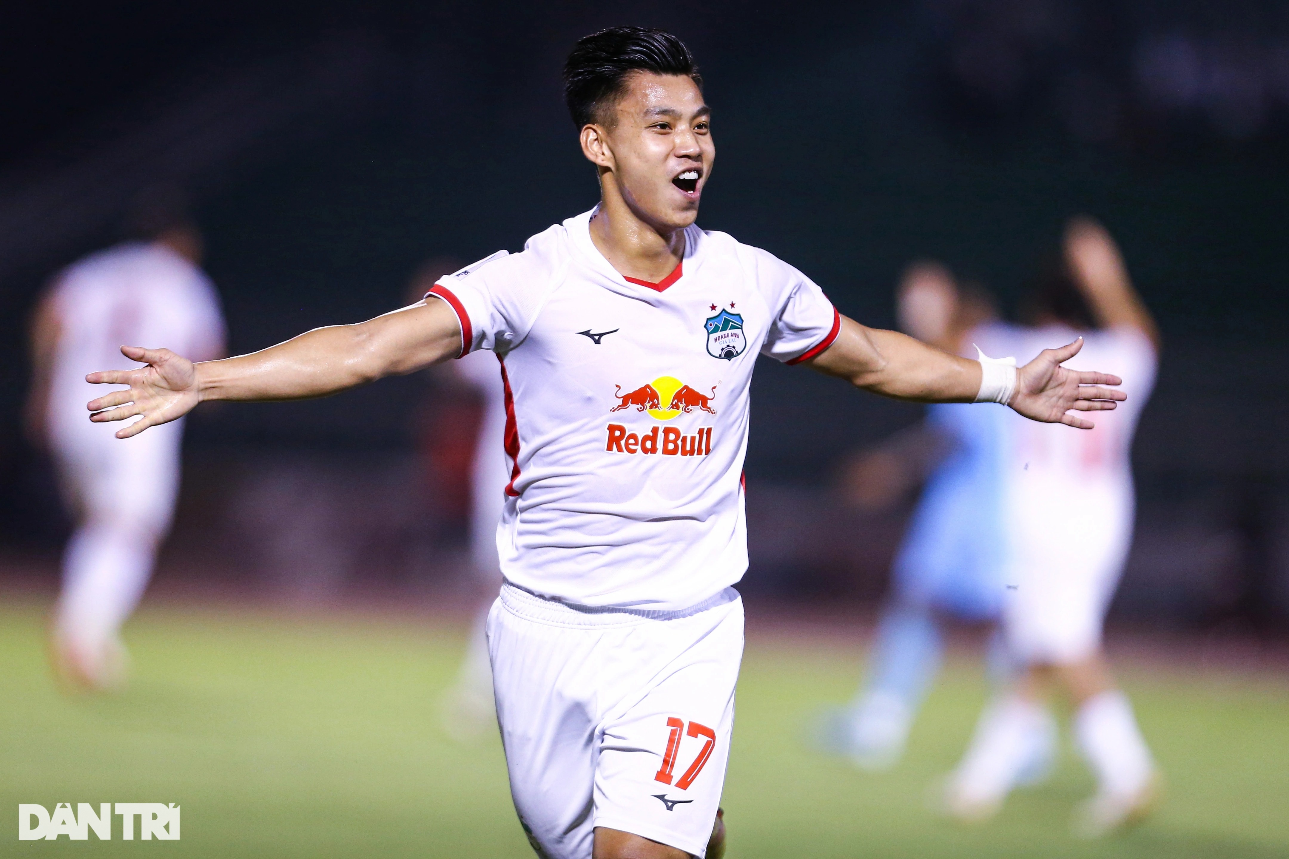 Văn Toàn bắt tay làm hòa sau pha va chạm khiến cầu thủ Sydney FC bị đau - 11