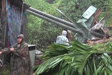 Núi sạt lở vùi lấp hoàn toàn một nhà dân