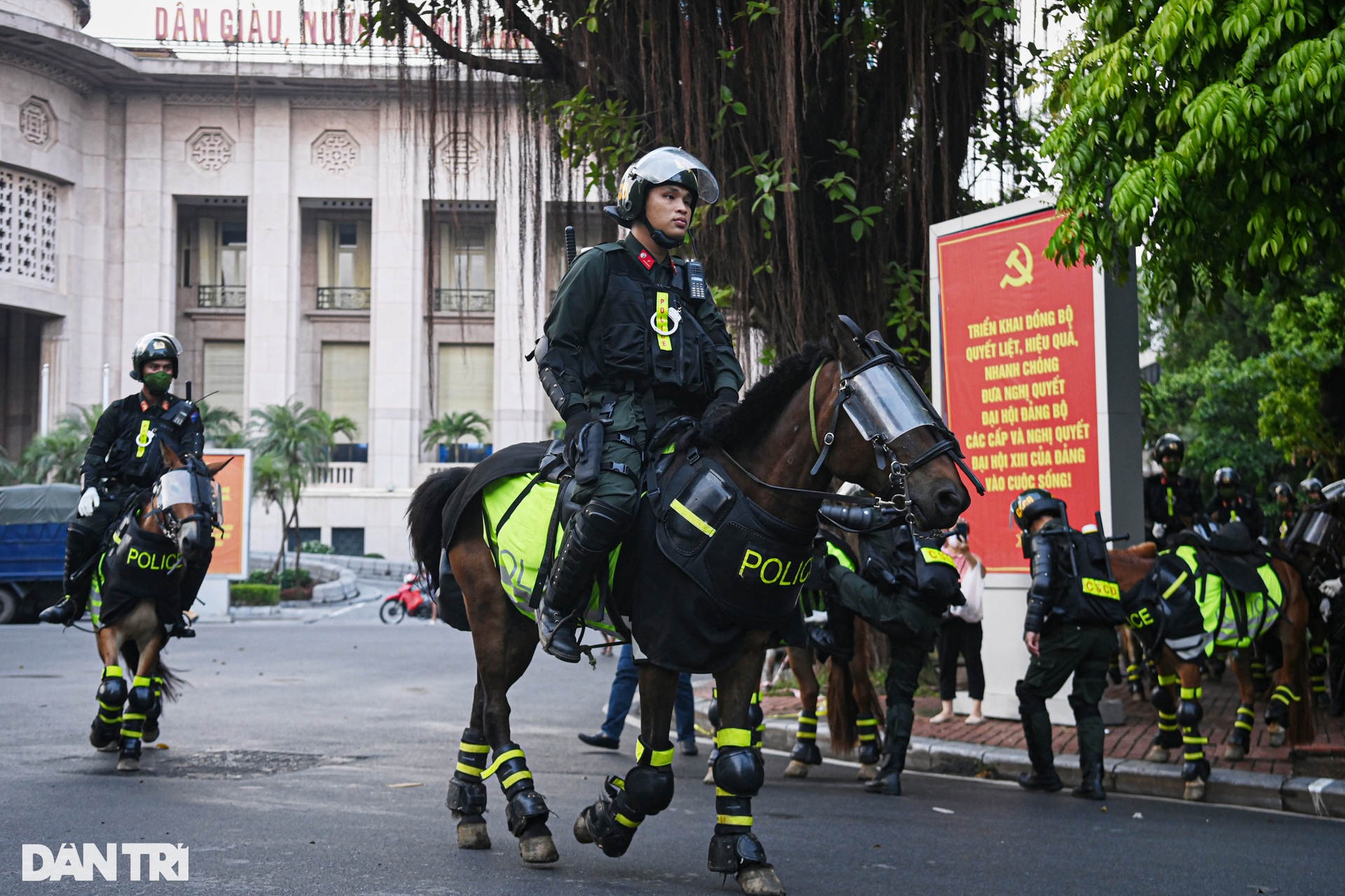 Mãn nhãn hình ảnh CSCĐ Kỵ binh diễu hành quanh phố đi bộ hồ Gươm - 5 Mãn nhãn hình ảnh CSCĐ Kỵ binh diễu hành quanh phố đi bộ hồ Gươm - 5