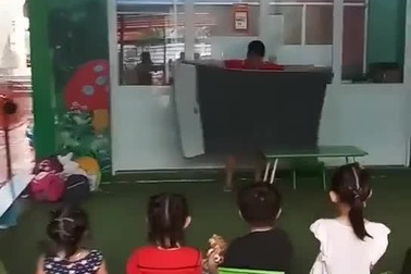 Màn diễn ảo thuật của cô giáo mầm non và phản ứng của các em học sinh