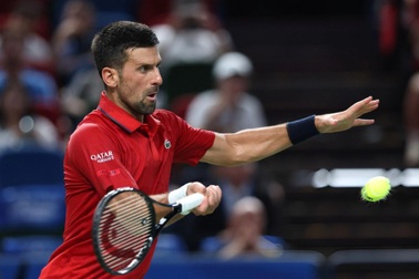 Djokovic vượt khó vào tứ kết Thượng Hải Masters