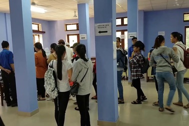 Thí sinh trúng tuyển đợt 1 vào ĐH Huế xếp hàng nộp hồ sơ xác nhận nhập học