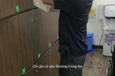 Khoảnh khắc ông Tân bế cháu ngoại