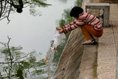 Ô nhiễm sông hồ vì dân “tiễn Táo quân chầu trời”