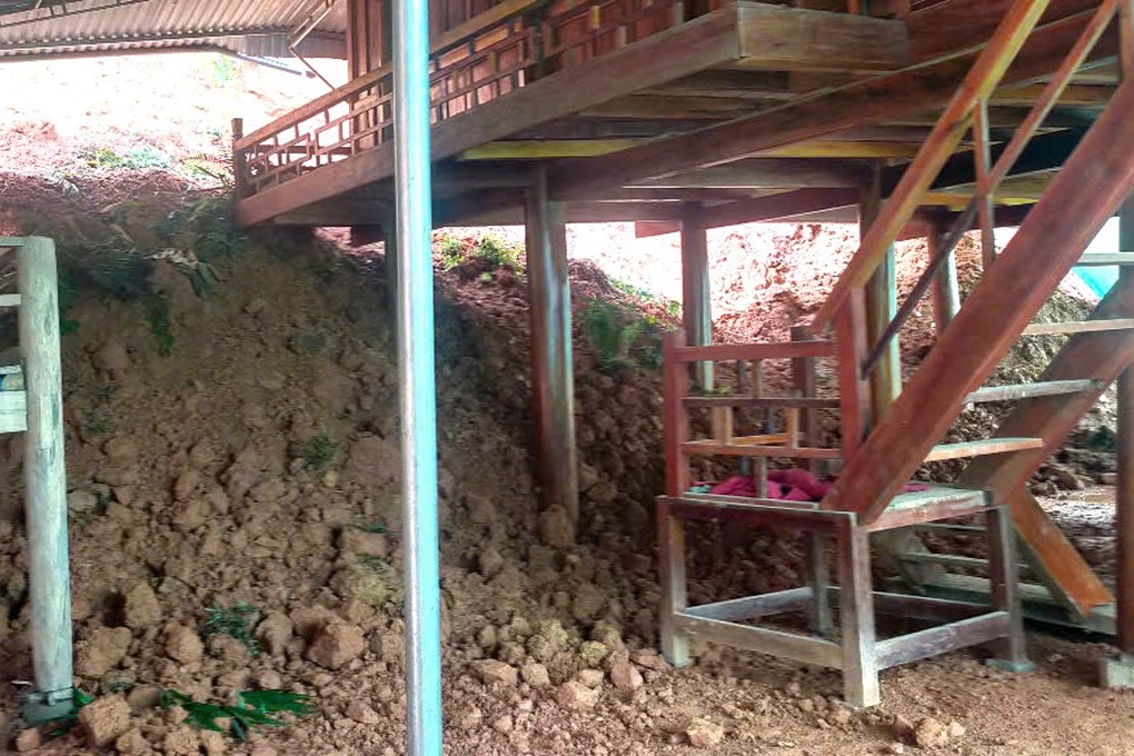 Mưa lũ trong đêm khiến ô tô bị lật, nhiều hộ dân phải di dời khẩn cấp - 2 Mưa lũ trong đêm khiến ô tô bị lật, nhiều hộ dân phải di dời khẩn cấp - 2