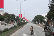 Nhóm thanh niên đi xe máy "giỡn mặt thần chết" trên quốc lộ 1A